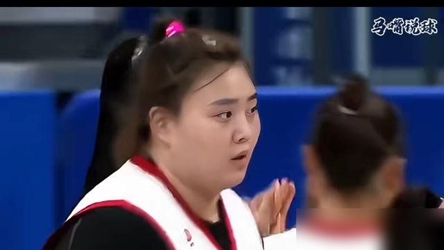 刘禹彤篮下接球，对面俩人挂身上都拉不住，球进哨响，2+1。
可一转身，贾赛琪贴上来，胳膊一绞，她肘子就扬了。裁判响哨，进攻犯规。再打一个回合，又推人了。大刘在场边喘气，脸涨得通红，跟教练吼：她夹我胳膊！
这就是刘禹彤的麻烦。吨位是核武器，低位单打国内没几个扛得住，可一遇到会“上活”的老油条，专挑
