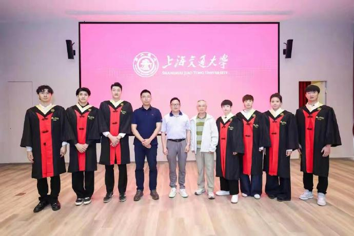 有网友发布孙颖莎、王曼昱身穿学士服的毕业照，两人从上海交通大学顺利毕业...