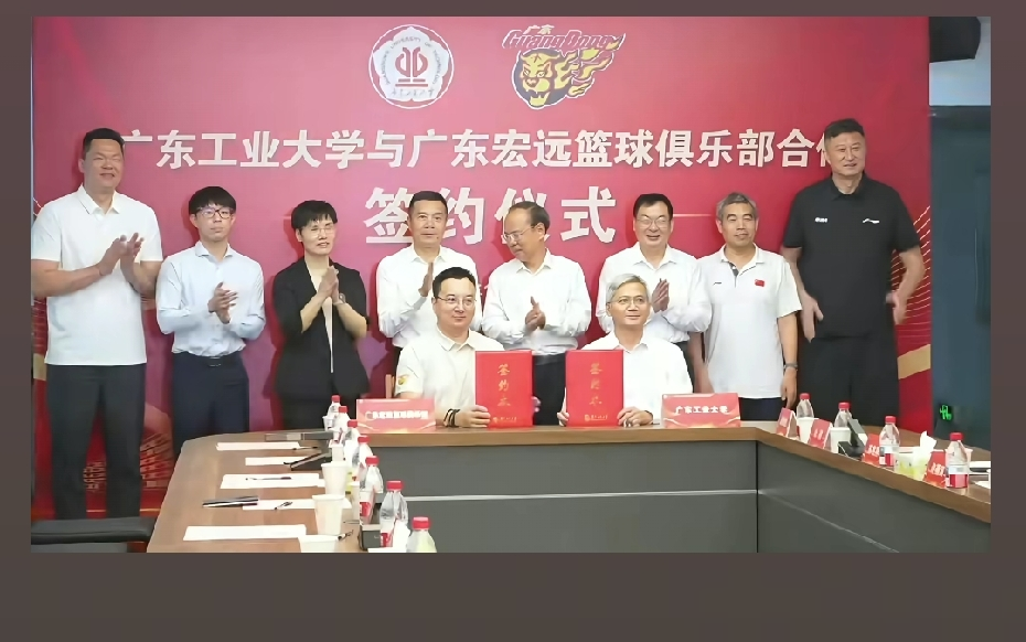 都以为杜锋朱芳雨交出实权被边缘化了，结果宏远老板转头带着他俩，干了件更大的事！
杜锋改任总教练，朱芳雨转做荣誉顾问，前脚刚换头衔，网上一片唱衰声。
10月13日，宏远大老板陈海涛亲自带队回母校广工签约，身旁撑门面的依然是这哥俩。
交流赛上母校广工直接掀翻了宏远青年队，老板反而乐得合不拢嘴。当年