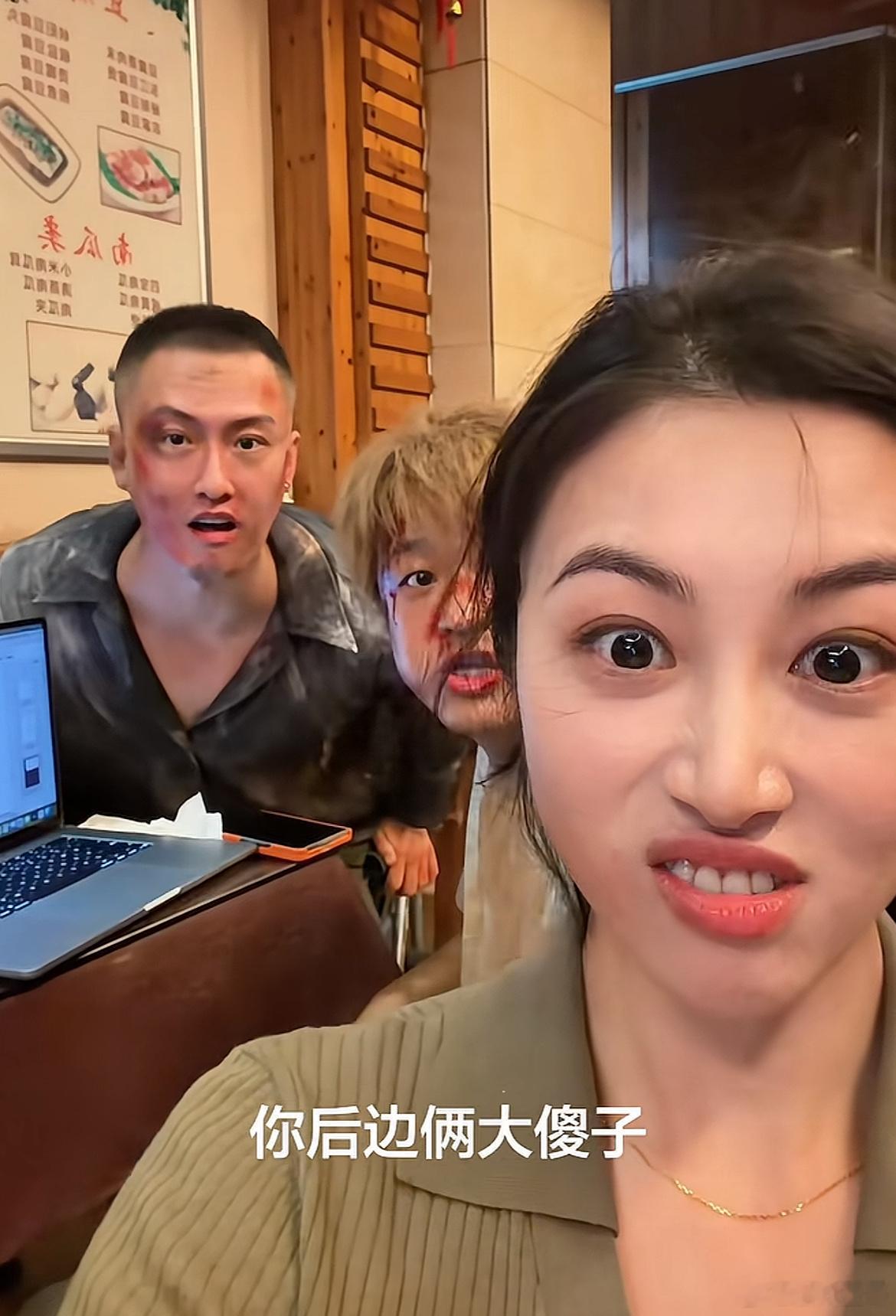 #包贝尔 冷处理##包贝尔出轨风波后首现身#

风波之后包贝尔被网友偶遇在北京怀柔露营，这也是相关传闻曝出之后他第一次公开露面，画面里只有他和友人，没有看到包文婧同行。

从传闻曝光到现在，包贝尔、工作室还有包文婧三方都没有发布相关的澄清或者声明，他之前执导的剧集上线的时候导演署名也已经 ​