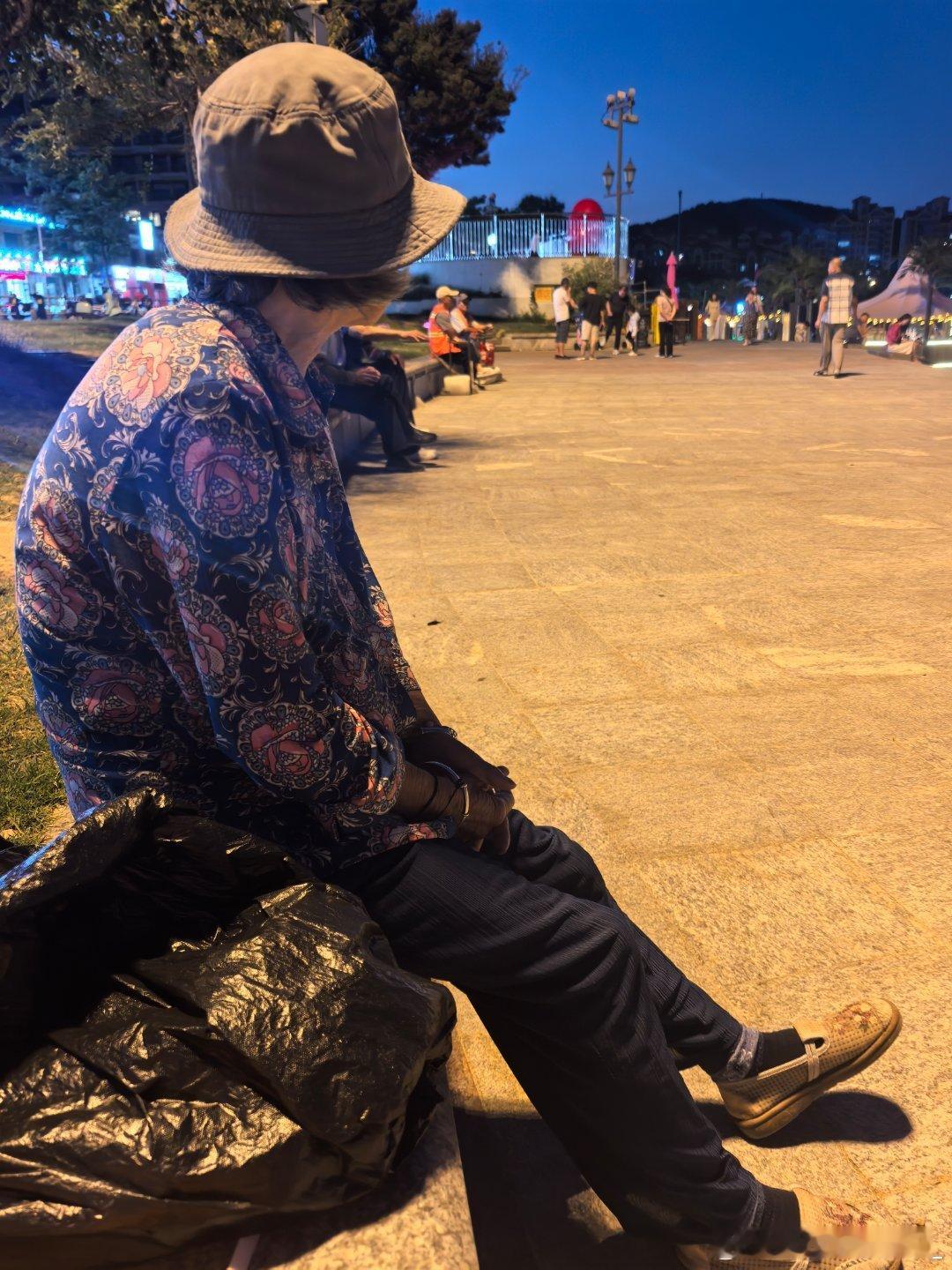 分享一则温暖小故事
在威海半月湾遇到了一个捡瓶子的老婆婆 我坐在石头边差点摔倒 她先注意到了我 招呼我到她旁边坐下 拿东西给我垫着坐 还关心我穿着裙子冷不冷 我把手上的瓶子给了她 我们有一搭没一搭地聊着 婆婆说的山东话 大多数时候我都听不懂 只能点头 但是并不影响我们一起聊了很久 独自一个人 ​