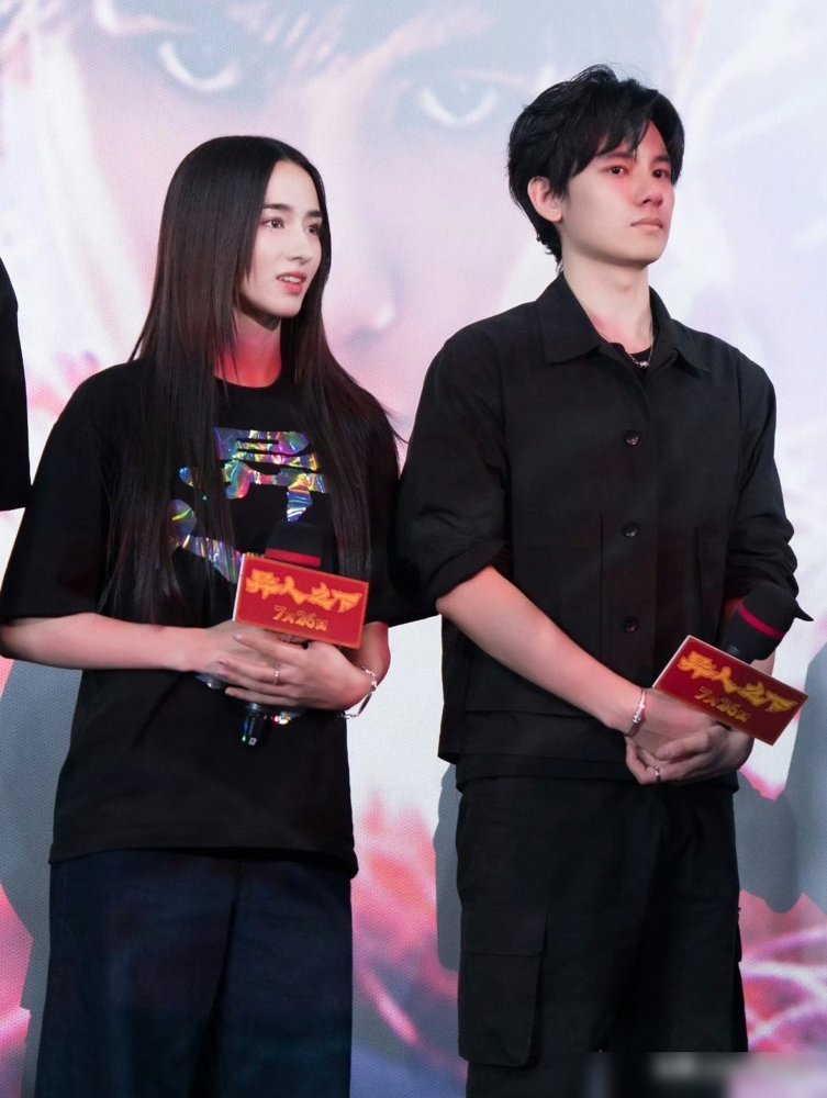 连张同框照都拿不出，进同一个小区就敢造谣买房同居？
狗仔这波爆料属实把人看笑了。李宛妲收工进小区，胡先煦隔天才露面，两人连个擦肩画面都没逮着，硬被按头共筑爱巢。没有合同，没有实证，全凭看图编故事。
全网吵得不可开交，正主却稳如泰山。截至10月15日，双方工作室全员沉默，不承认也不否认，任凭外界瞎