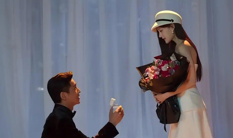 李一桐在《美人余》里演一个设局骗富少的角色，现实中她自己被骗走六七位数，还报了警。10月9日这部剧中午12点突然空降腾讯视频，4集播完热度冲到22714。
她在采访里说的原话是，我在生活中被骗过钱，数额有点大，六七位数，当时也报警了。她还说，人三十来岁了总会被骗过。这话是网易新闻10月5日报道的，多