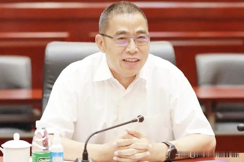 看徐宗祥的通报，我注意到一个词，退而不休。他2023年8月退休，退了三年，2026年9月被开除党籍，接着被提起公诉。公诉的罪名有两个，受贿，还有一个，利用影响力受贿。后一个罪名，说的正是人退下来之后的事。

徐宗祥是湖南常德人，1983年从西安交大电气系毕业，一辈子没离开过铁路。起点在株洲电力机车厂