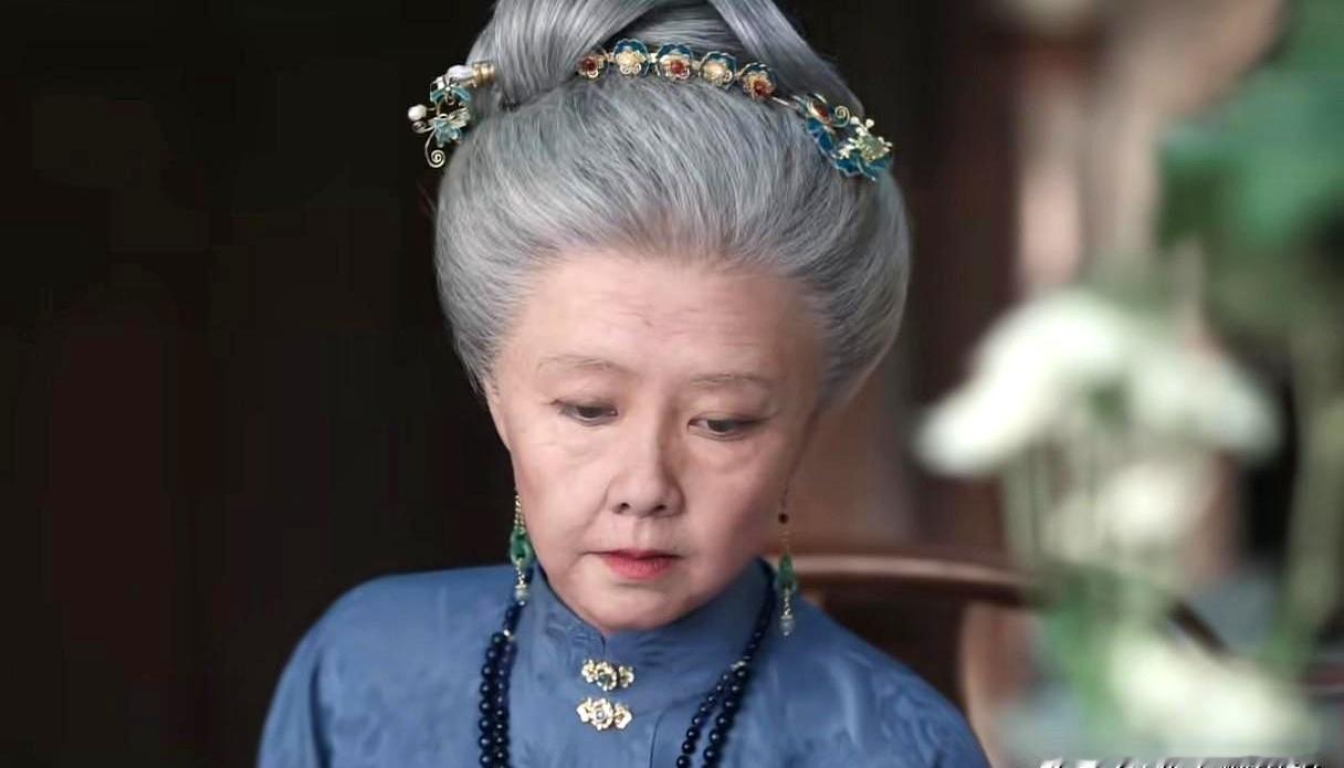 电视剧《兰香如故》大结局，最扎心的一幕不是忠臣冻死在雪地里，而是林锦岐临终前卑微地求来世，许兰香却至死都没答应
 

林锦岐五十岁病逝，断气前特地跑去求月老，一遍遍交代红线千万别牵错，下辈子还要做夫妻。许兰香听完却彻底沉默，连一句安慰式的敷衍都不给。这一生背着灭门惨案，看着身边亲人一个接一个离开，光