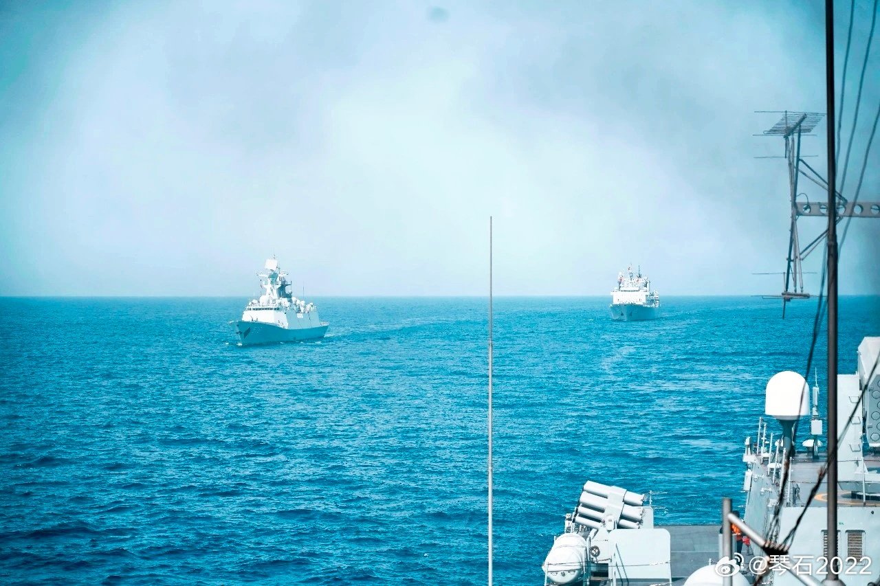 任务交接[拳头]
海军第48、49批护航编队在吉布提保障基地，组织护航任务交接仪式。标志第49批护航编队正式接替第48批编队担负亚丁湾、索马里海域护航任务。
到时候我们看看回来的48批编队，与美军林肯比比[嘻嘻]

#中国海军力量##烽火问鼎计划##每天认识一件兵器# ​