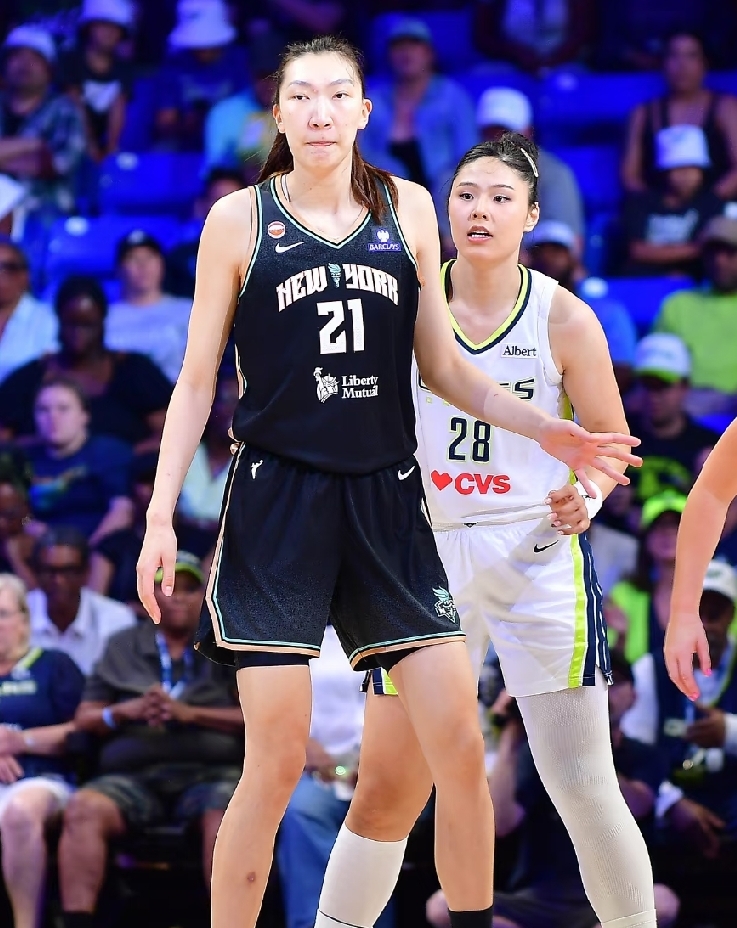 75-72！这场胜利，赢的太侥幸、太不容易了。
中国女篮顶住巨大压力，绝杀般险胜波多黎各，艰难挺进世界杯八强！
 
全场22次比分交替、10次平分，最大分差仅有6分，从头到尾没有任何稳赢时刻。对手外线疯狂反扑、转换进攻打得极快，多次把我们逼入绝境，全程都是生死拉锯战。
 
而整场比赛看下来，全队真正