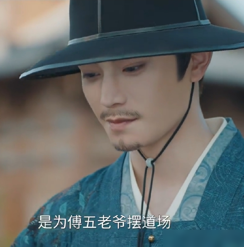 邓恩熙拍吃泔水那场戏，是真吃，吃完直接催吐，一条过。
导演喊卡之后她蹲在地上缓了半小时，丁禹兮就在旁边站着，一句话没说，递了瓶水。
后来采访里丁禹兮说，赵凌这个角色没有光环，草莽出身，含胸驼背，连表白都不敢抬头。他给角色的定位就四个字：行动优先。千里驰援、雨中长跪、拿命换命，嘴笨但事不差。
有