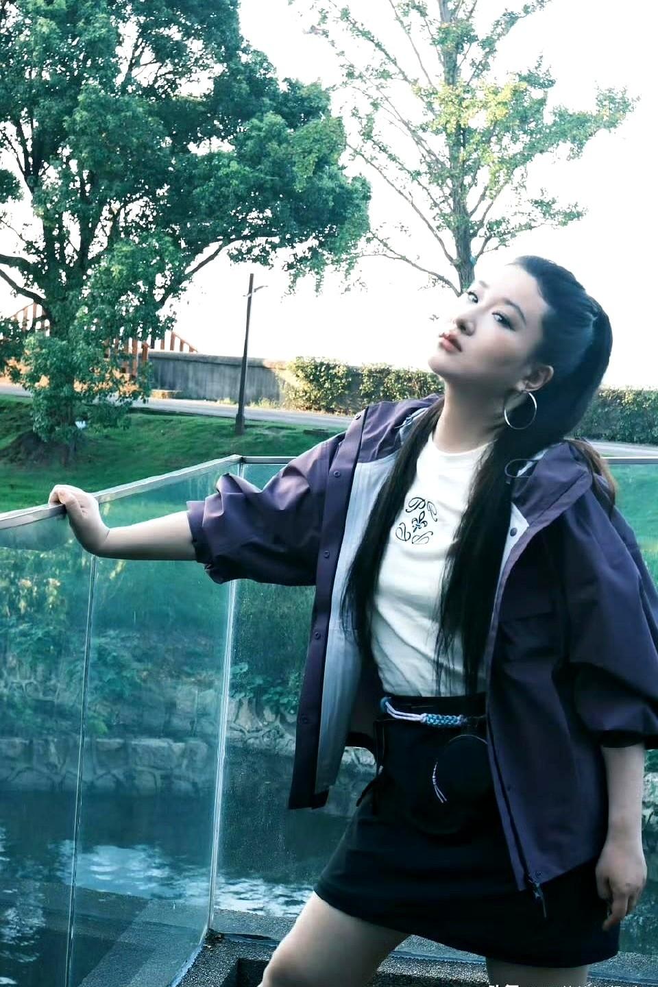 从180斤到150斤，听着不算惊艳，但她用了整整三年。

当你还在为半个月饿掉十斤疯狂折腾自己时，锤娜丽莎悄悄扛过了三年的漫长拉锯战。现在站出来的她，连眼神里的那股子精气神都变了。

没有切胃，没有那种饿脱相的暴瘦噱头。从逼近180斤的体重基数，她硬生生往下抠，生生把体重拽到了150斤上下。

肉眼