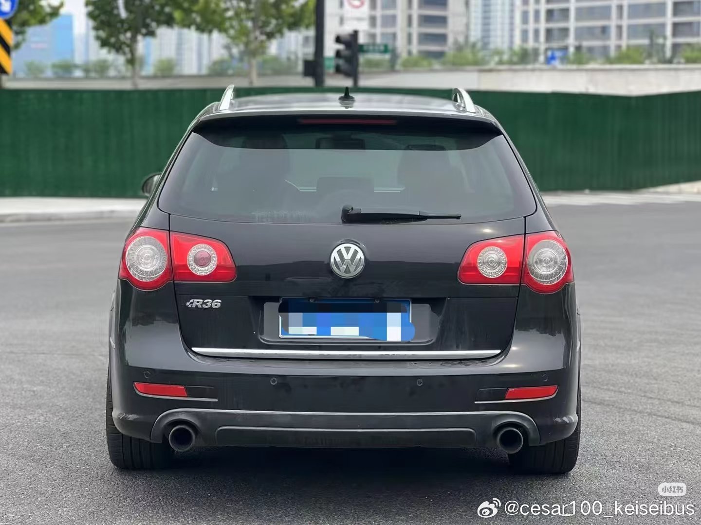 这辆开过的大众帕萨特R36旅行版，极品车况还算正常，底盘依旧扎实，动力平顺，搭载300马力的3.6L V6自然吸气发动机，搭配6速双离合变速箱，这台旅行车还是蛮有味道，好开好玩，德系车相当于原汁原味的 ​