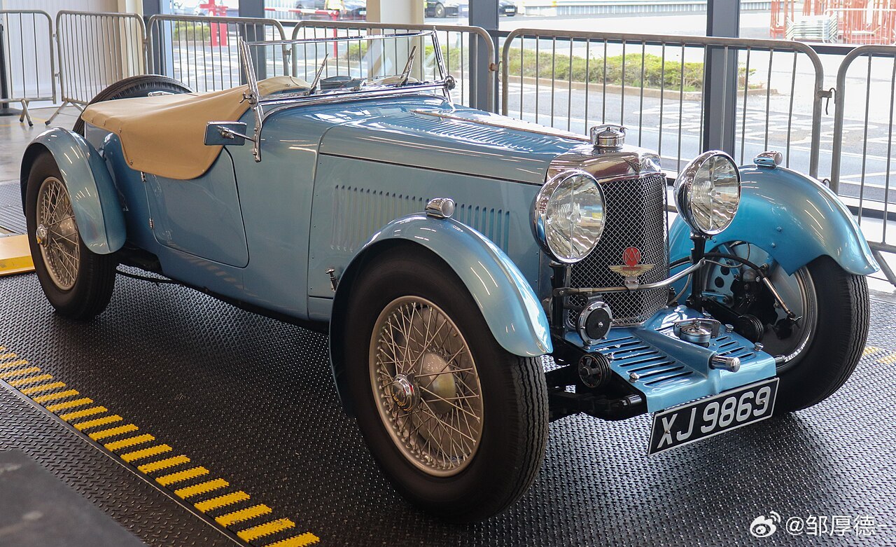 Aston Martin ，這家由萊昂內爾·馬丁（Lionel Martin，Aston Martin 的創始人）和羅伯特·班福德（Robert Bamford，Aston Martin 的聯合創始人）在西元1913年1月15日成立的百年車廠，雖然在歷史上遭遇挫折和淘汰，但它追求像 一樣優雅的線條和向上精 ​