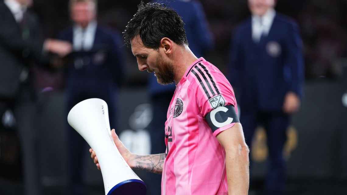 梅西在夺得北美冠军杯后冷落 MLS 总裁唐·加伯
​
​在北美冠军杯（Campeones Cup）决赛中，迈阿密国际足球俱乐部以 2-0 击败墨西哥蓝十字竞技俱乐部（Cruz Azul），顺利捧起冠军奖杯。本场比赛中，里奥·梅西（Lionel Messi）再次展现出统治级别的表现，于第 24 分钟接
