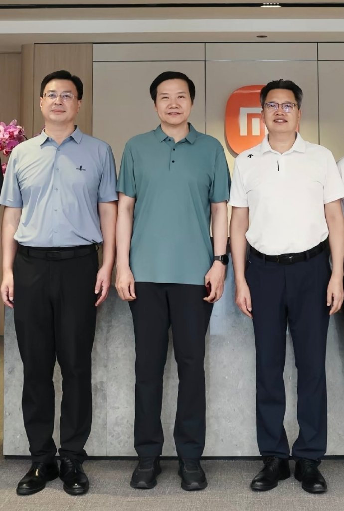 雷总这是用上小米阔折叠了？这个红色挺好看的，不知道后续会有什么新配色~ ​