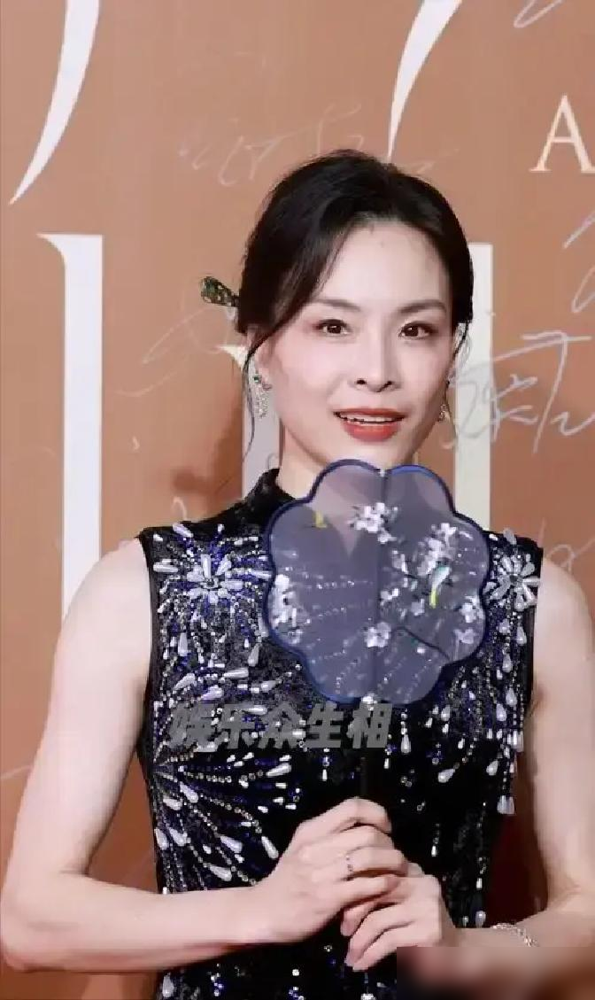 奥运五金王吴敏霞，人生第一次签病危通知书，竟然是因为3斤小龙虾。
丈夫张效诚一个人连干3斤小龙虾，还特爱嘬虾头里的黄。第二天发烧没当回事，居然还跑去健身房撸铁。
结果直接尿出酱油色，连夜被送进抢救室。一查，肌酸激酶飙到5600多，是常人上限的30多倍。确诊横纹肌溶解，直接推进ICU。
跳水台上