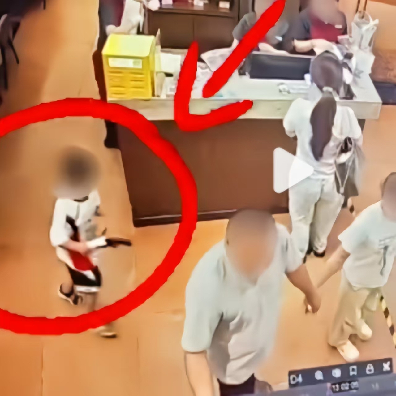 4岁男孩摸女子屁股，父母反手要求女子给孩子道歉！调解3次了，居然卡在谁先道歉这个问题上，女子准备起诉。

8月26日长沙餐厅，女孩小熊被4岁男童摸臀，当场喝止并抓住孩子。监控显示男孩跑动中碰到。女孩要求父母书面道歉+承诺管教。结果呢？这对父母不但不认，反而要求女孩先为孩子受伤道歉！

呵呵，孩子摸别