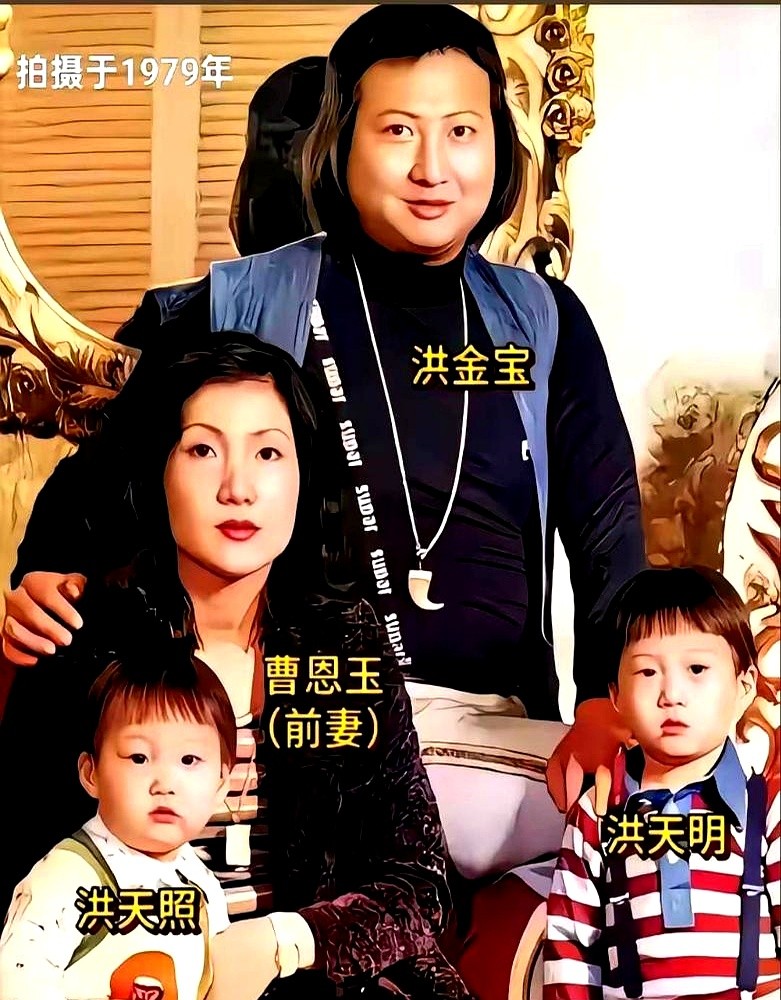 甄子丹拍桌子硬保下吴京的戏份，转头就在巷战里打断了4根甩棍。

当年《杀破狼》快没钱了，投资方黄柏高想直接砍掉吴京的戏。甄子丹当场翻脸，硬是拍桌子把人保了下来。

保是真保，打也是真下死手。

那场经典的甩棍对短刀，全是实打实。甄子丹硬生生打断了4根木头甩棍。吴京被打得手臂发麻，连刀都抓不住，求剧组