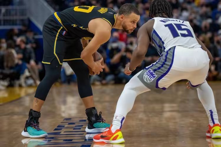 NBA 这个休赛期勇士四处追逐大牌球星，詹姆斯、杰伦·布朗等目标接连落...