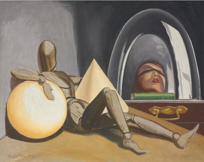 《“画”里“画”外》系列之90

曼 • 雷《阿丽娜和瓦尔古》
Aline et Valcour
Man Ray
1950

超现实主义者曼 • 雷，在弗洛伊德之前，就用艺术的方式勾勒出心理问题的轮廓。萨德的小说中，阿丽娜和瓦尔古彼此相爱，但父亲阻止其结婚。曼 • 雷画中阿丽娜的头颅着双眼，置于钟型罩内，暗示被断头台重创 ​