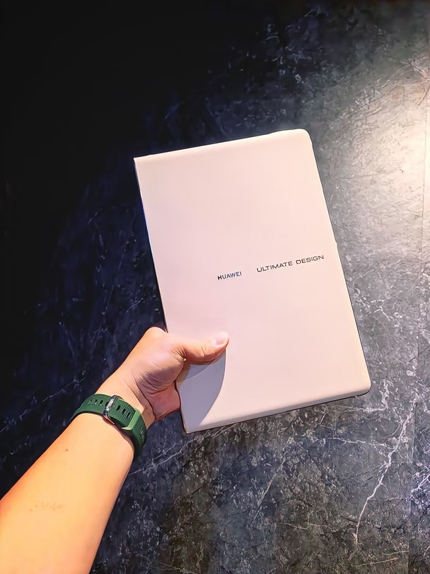 不止是生产力｜多形态折叠本，也是我的OOTD时尚单品
今天带上华为MateBook Fold非凡大师出门，体验感真的很惊喜。
高级素皮外壳手感细腻温润，质感拉满。一台设备拥有多种使用形态，开合之间切换笔记本、平板、站立模式。内屏触控操作十分跟手，点划书写流畅，办公、浏览、随手笔记都自在。
机身便携随身，塞进包里没有负担，外出出行毫无压力。
它早已不单单是一台办公电脑，拿在手上就是格调满满的穿搭配饰，和日常OOTD适配度超高，氛围感直接拉满。
咖啡馆移动办公、外出素材剪辑、闲暇娱乐都可以从容应对。
硬核生产力与时尚格调，两者全都拿捏。
出镜产品：华为MateBook Fold 非凡大师
拍摄产品：华为Mate80ProMax #用鸿蒙的亿点理由 #小鸿本超好用 #我的华为APP花粉社区 #用鸿蒙的亿点理由 #华为MateBookFold非凡大师 #非凡大师 #折叠笔记本 #数码OOTD #移动办公 #华为数码