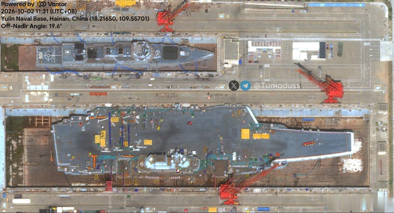 10月2日最新卫图，山东舰升级改造甲板收尾。055延安舰入坞维护，主桅已被拆除，垂发也被罩起来。
福建舰还在港内系泊，西太首秀不知年内是否还有机会实现。
(图源水印) ​