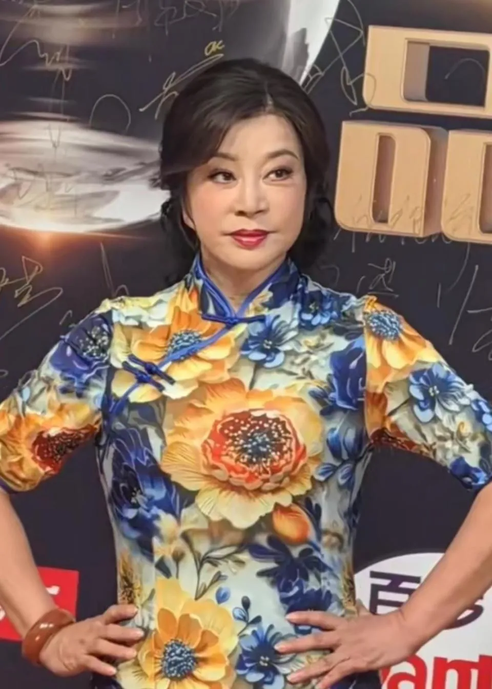 75岁刘晓庆翻车！0元退股要赔340万？这“名气换钱”的坑太狠了！

家人们，75岁的刘晓庆又上热搜了！这次不是晒美照，不是聊人生，是实打实的官司缠身，看完我都替她捏把汗！


事情是这样的，2020年，深圳的王先生借了330万给刘晓庆珠宝公司的许老板，白纸黑字写着2021年3月还钱。结果到期了，钱