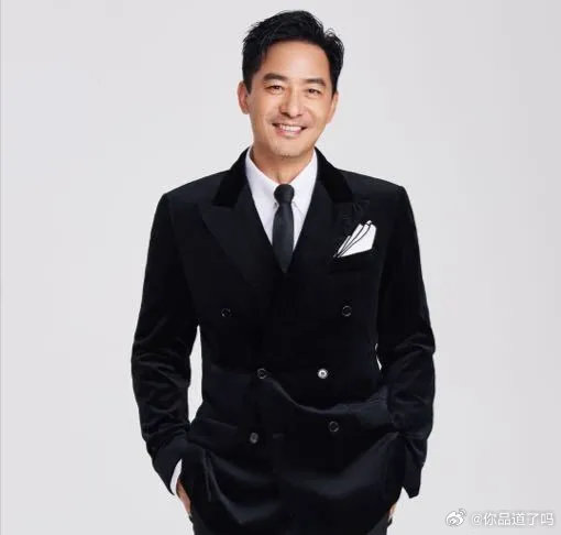 华策悬疑剧《寒夜无声》开机！
主演宋祖儿、张哲华、郭晓东。宋祖儿专门剪了短发适配角色。
剧集时间线从1996跨越到2021，年代跨度大，人物塑造难度不小。
讲女记者丁唯珺调查连环凶案，和刑警、罪犯三方命运纠缠的故事，社会派悬疑题材，期待成品。 ​