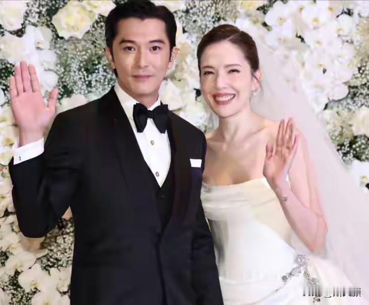 邱泽曾亲手推开杨丞琳，深深伤害唐嫣，两段感情都由他潇洒退场。

谁也没想到，一向在感情里占据主动的他，最后却栽在了许玮甯手里。经历过婚姻的许玮甯清醒独立，不卑不亢。浪子阅尽繁花，最终心甘情愿收心安家。

原来不是遇不到良人，只是从前的他，还不懂珍惜二字。

邱泽 许玮甯 唐嫣
