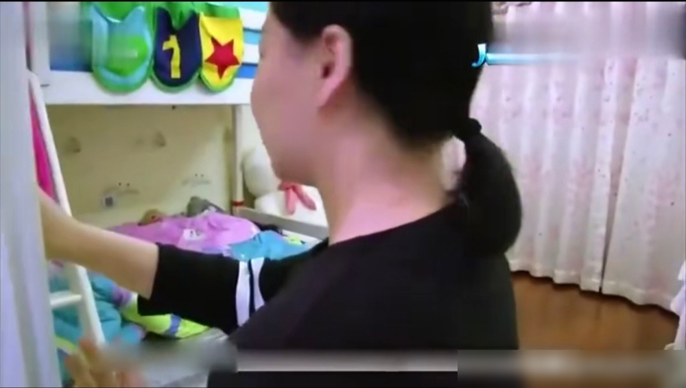 沈春阳在家喊闺女起床，喊一声得走10米走廊才到门口。北京的房，400多平，主卧到次卧愣是隔出一条铺黑白地砖的长廊，跟酒店似的。视频里她就那么走着，网友先炸了：这哪是家，这是高铁站候车厅。有人说大房子住着冷清，孩子关屋里喊都听不见，不如小两居热乎。可你再品，单价十几万砸出来的冷清，跟老破小里转不开身的