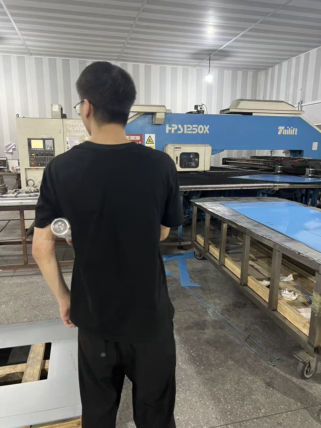31岁小伙转行进厂！月薪7000销售不干，想进工厂稳定，我却不建议录用
 
做制造业HR这么多年，每天遇见形形色色的求职者。有人拼命想冲出工厂，有人挤破头想进工厂。昨天一位31岁安徽小伙子的求职经历，真实又扎心，完美道出了当下年轻人的职场困境。
 
小伙子今年31岁，戴着眼镜，长相斯文，看着才二十出