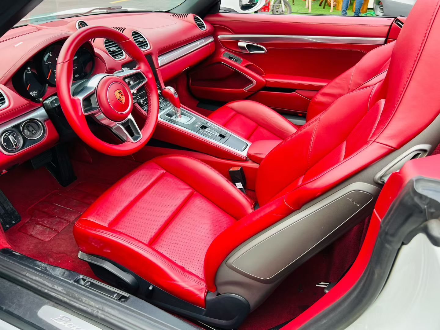 19年1月 
保时捷718 boxster 
选配：波尔多红内饰/20寸轮毂/红顶/
已过查博士第三方检测/里程多/价格便/ ​