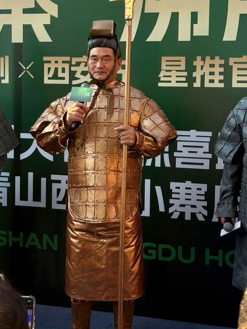 言青山「百城计划」西安站火爆启幕
大衣哥 朱之文 空降长安

成都清油火锅西安也能吃到啦 
清油为基底熬制，保留川渝麻辣鲜香，主打清爽、久吃不腻，吃完肚子舒坦，巴适得板！
搭配秘制专属油碟「藤椒油」鲜麻清爽！
必点！清油三绝 清油水牛毛肚/清油千层肚/清油鸭肠 开锅见山，烟火相见。  ​