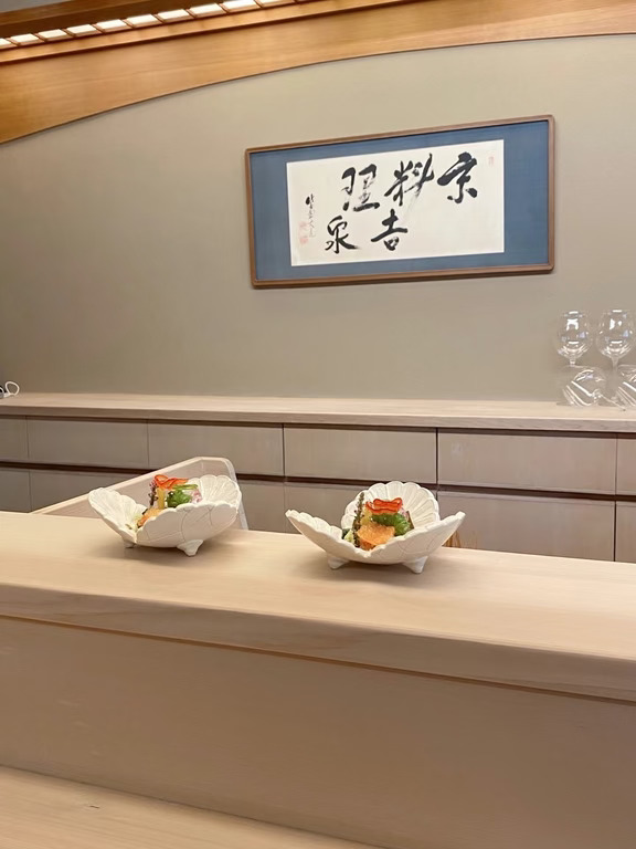 最近十年美联储一共进行了两次加息周期，2015.12–2018.12，9次加息
0.25%-2.50%累计+225bp
	
第二轮2022.3–2023.7，11次加息
0.25%-5.50%，累计+525bp
2015–2018 和 2022–2023不是同一种宏观状态，
利率水平本身没有那么重要，利率变化的速度*市场原来的定价*杠杆/久期结构，决定了冲击有多大，利率不是一个孤立的变量
	
其实2022年很疯的，但当下的金融体系还是扛住了525bp，银行资本、流动性监管、央行backstop都强化了，风险转移了很大一部分到了基金，HF，养老金，杠杆…
	
这一轮区别在于，以前是从0.25加到5，现在是从4.5加，美联储要怎么加？
市场现在确实在重新交易加息，近期利率期货市场已经开始定价重新回到 4.25%–4.50%甚至更高的可能性
经济的均衡利率、通胀、就业和金融条件还允许它把利率推到哪里？
	
更关键的是越是高利率，每25bp的影响会越大，边际冲击完全不同，这句话不严谨，主要...
