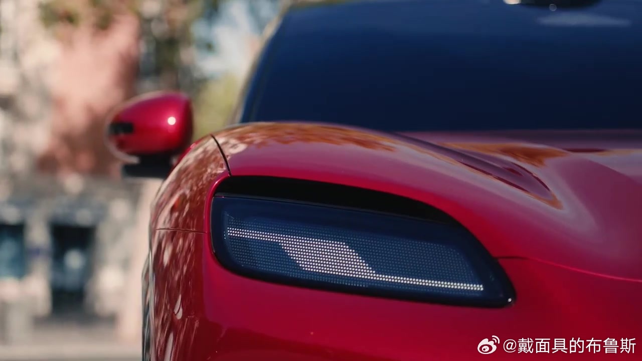 超模雎晓雯和AIVA ME7 这组图看完，第一感觉是车像活的，造型流畅又很生动，有一种鲜活的生命感。这份气质人车相通，雎晓雯从出道起就是时尚圈里鲜活的那类，不做冰冷的模特标本，一颦一笑都流动着生命力。这组大片之所以打动我，主要在两方面。

先说眼睛。我看过官方前宣视频里有一段，车头灵动光眸 ​