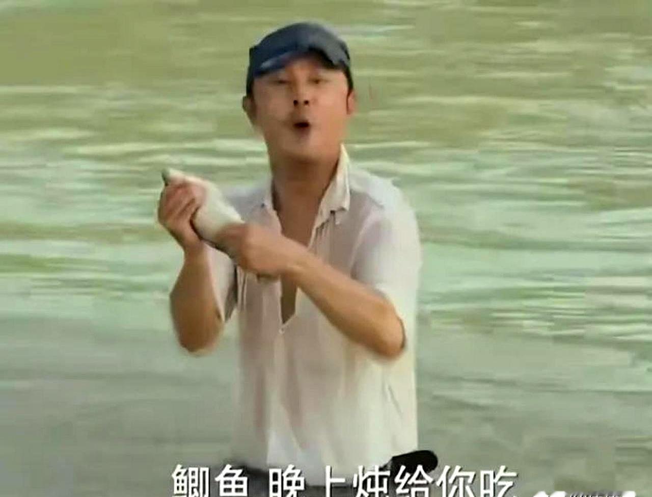 张卫健下河给浓妆艳抹的女尼姑摸鱼，转头带着整排女尼去打鬼子，这部《五台山抗日传奇之女尼排》简直把观众的智商按在地上摩擦
 

本该沉重惨烈的抗战历史，硬生生被拍成了霸道总裁的后宫戏。男主角一路搞怪耍帅，打仗手拿把掐跟玩似的，全剧上下只要是个年轻女的，连庙里的尼姑都得排着队爱上他
 

老一辈拿命换来