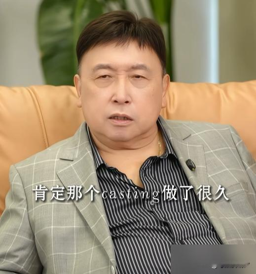 《欢迎来龙餐馆》爆火，王晶居然不夸沈腾偏夸配角？
沈腾自己都坦言，跟这位叫蒋奇明的演员对戏，压力不小。
蒋奇明演小人物从不贴刻板标签，把每个角色都当正常人演。
为傅卫军设计打架摘助听器的细节，为这部戏提前四个月苦练阿拉伯语，还打过工亲身体会普通人的生存状态，12年话剧功底磨出一身细活。
真正