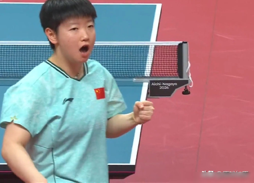 亚运会女团决赛，孙颖莎又把早田希娜打笑了。3：1拿下，早田对着镜头做鬼脸，一点没有输球的丧气。
要知道这已经是孙颖莎对早田的第20场连胜。日本媒体管这堵墙叫叹息之墙，早田自己2025年年底把防守打法整个推翻，苦练反手强攻，就为了凿开一道缝。结果还是没戏。
日本球迷赛后挺实在，说早田拼是拼了，但从