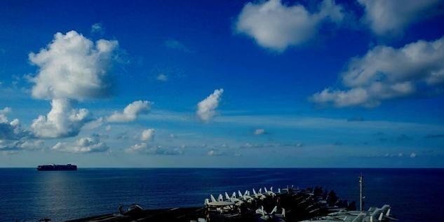 俄媒那张中美军力对比表一出，搞得好像美国是满级号，中国就剩个人多。可战争哪有这么算的？
美国航母是满世界晃悠，可开到西太平洋来，油料弹药补给维修全是窟窿，自家船厂连修船都排不上队。中国这边呢，福建舰入列了，歼-35也上舰了，但关键是整套体系在家门口。一个要跨半个地球送盒饭，一个灶台就在旁边，后勤账根