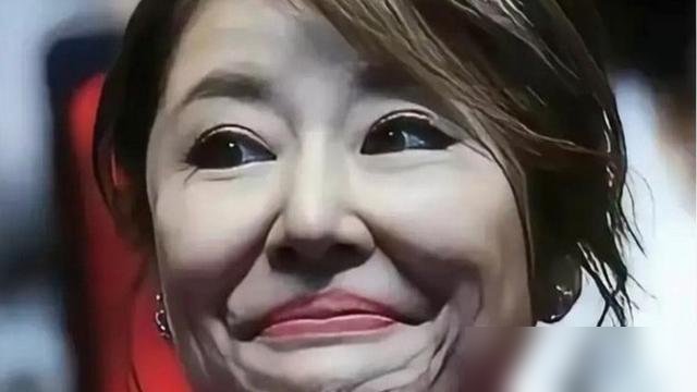 50岁的林心如，素颜在九寨沟被拍到了。没带助理，一个人溜达，跟普通游客挤在一起。
评论区一堆人喊“紫薇老了”，可人家转头就晒出跟舒淇、任达华在欧洲度假的照片。镜头怼脸，眼角有纹，不修图。
再往前翻，她刚拿了世新大学杰出校友奖。50岁回学校念传播管理，理由是“不想被淘汰”。新剧也在筹备，自己制自己