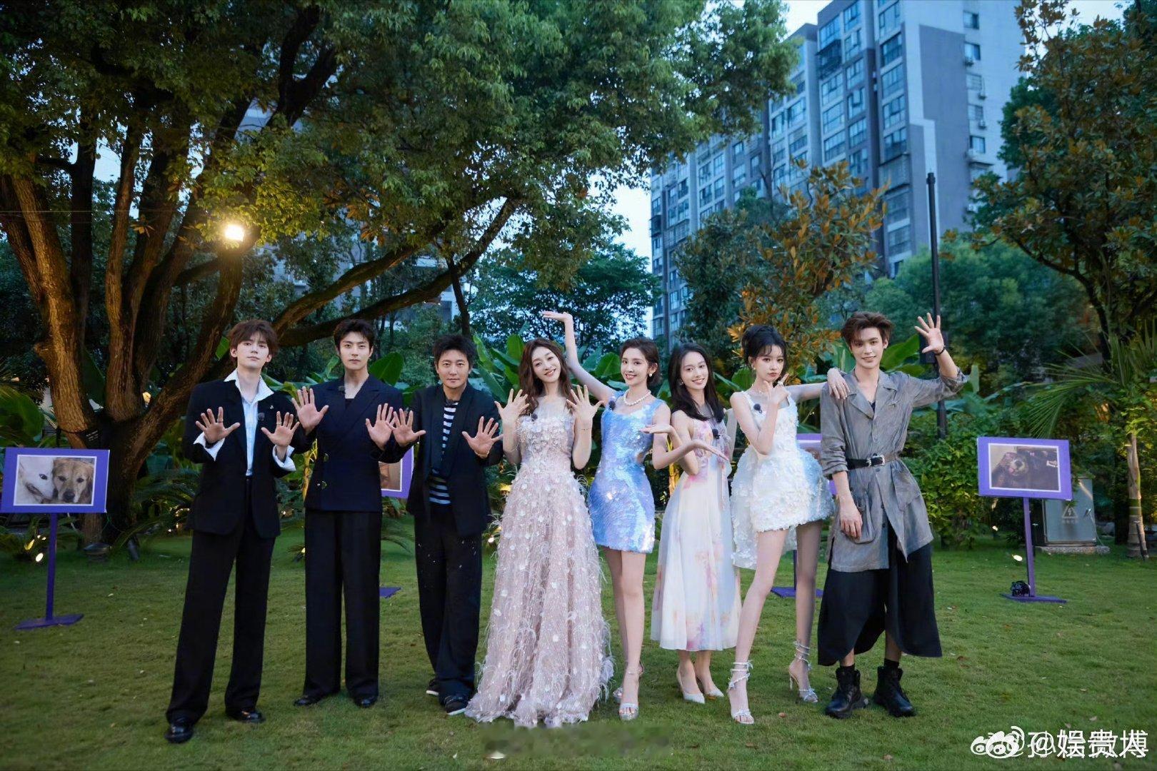 #孙怡唐艺昕两个腿精##孙怡唐艺昕李小冉浪姐后合体# 浪姐售后有惊喜！孙怡唐艺昕李小冉再度同框，孙怡唐艺昕双腿精同框太养眼啦 ​