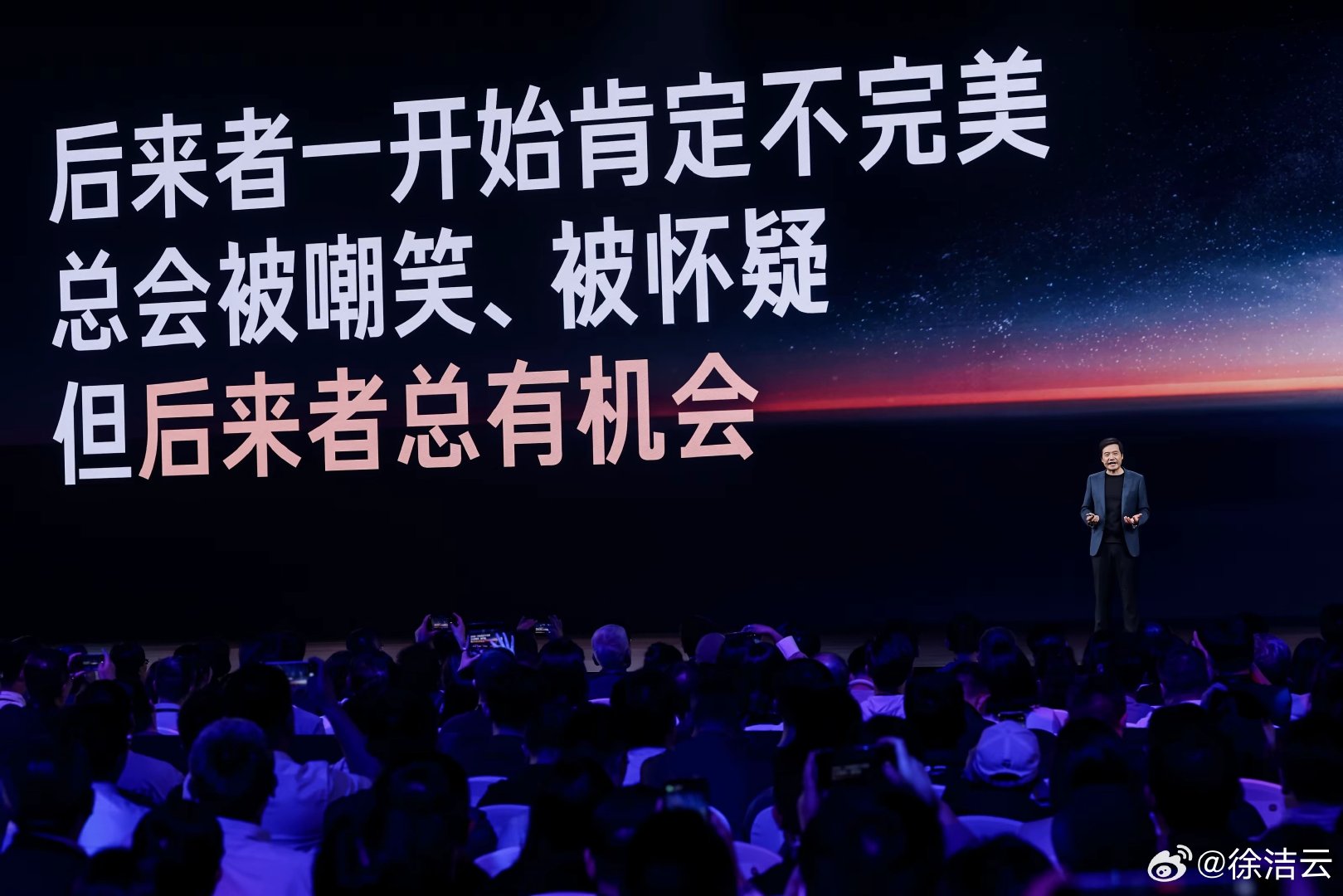 去年5月，玄戒O1发布。
朋友们还记得当时的情景吗？
左图就是那天发布会现场的照片。
459天后，玄戒O3、O100、D100发布。
今天是个好日子。晚安，朋友们。[心] ​