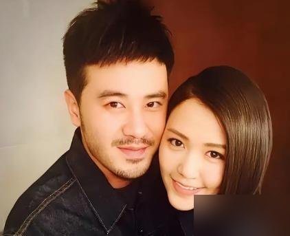 谭维维指着陈亦飞的下颌骨，当着一屋子人放话：咱可不能生女儿，他脸那么方。

结果呢。龙凤胎落地，女儿随了谁的脸，没人再提。倒是这家子的分工，彻底掉了个个儿。
谭维维在外头跑，从央视中秋晚会唱到琴台音乐节，十月末还要去河池的体育场接着吼。陈亦飞在家带俩孩子，一拖二，从冲奶粉到哄睡全包。当年那个被