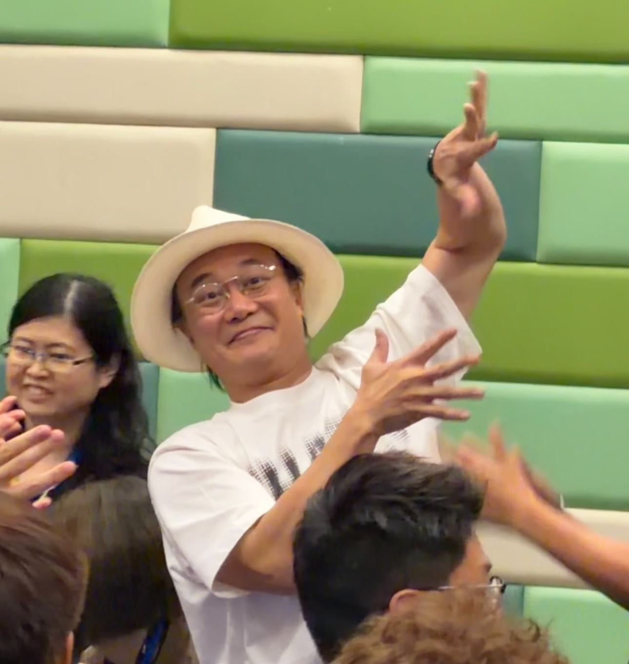 陈奕迅香港高校座谈生图曝光！穿搭简约随性，全程温和倾听学生分享，低调又接地气！

熟悉他的人都知道，荧幕外的陈奕迅极少炒作私生活。他与徐濠萦多年婚姻低调安稳，不刻意营销恩爱人设。近期女儿陈康堤的感情动态备受关注，其与香港网球一哥黄泽林相恋仅五个月，近期官宣分手，引发全网热议。

作为父亲，陈奕迅此前