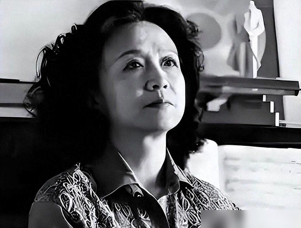 父亲是乒坛传奇，母亲是钢琴家，他却半路退学去搞摇滚，还是崔健乐队的键盘手。庄飙的前半生，主打一个反骨。
1988年，一头长发扎进ADO，玩放克、玩雷鬼。古典乐那套规矩，早被他扔了。
1990年揣着2200美元去匈牙利，交不起学费，就在街头摆地摊。9个月后愣是攒够了钱进语言学校。后来满世界跑，做批