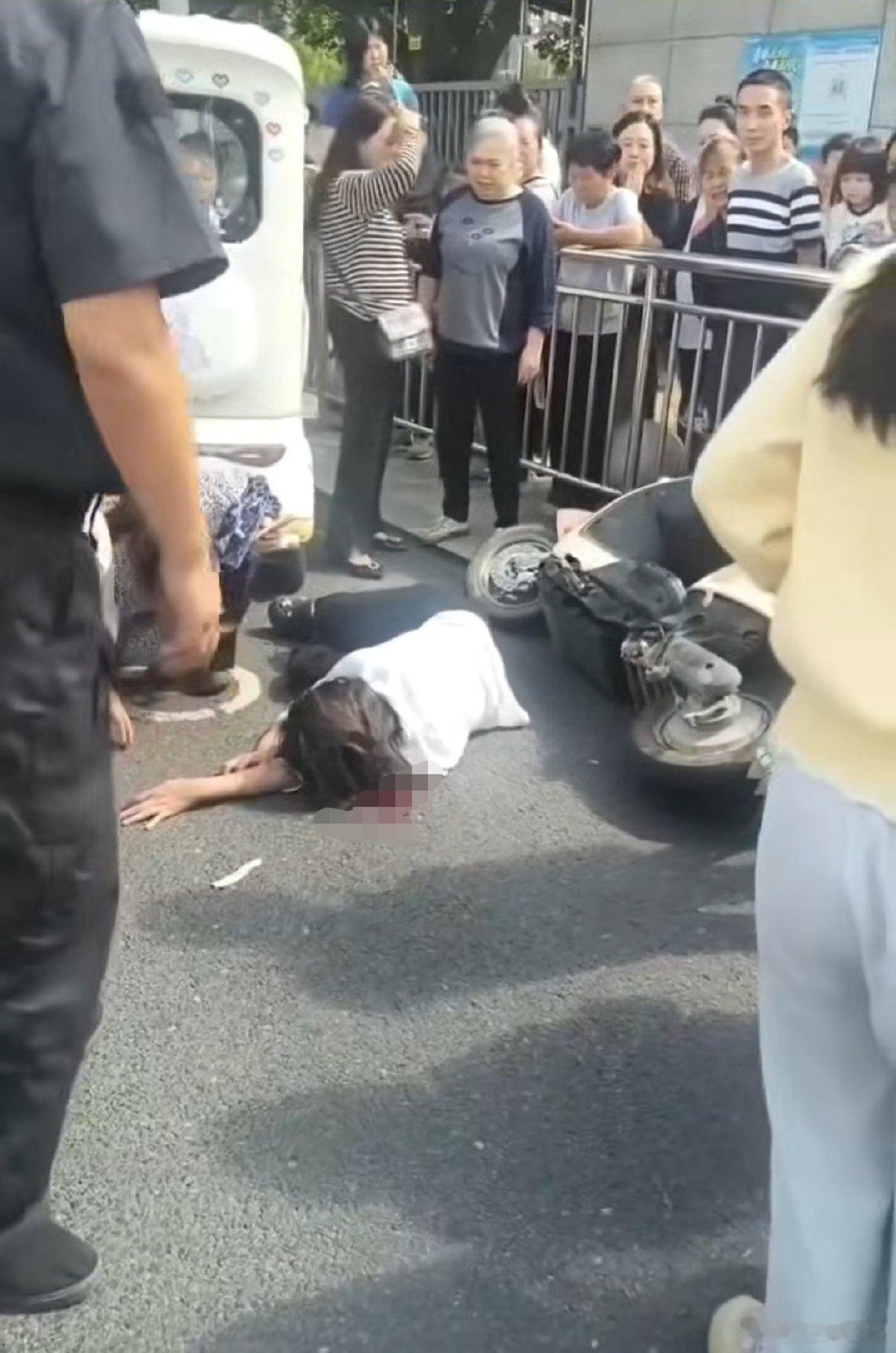 为了这点小事，女子拿起U型锁拉都拉不住……[哆啦A梦害怕][哆啦A梦害怕] ​