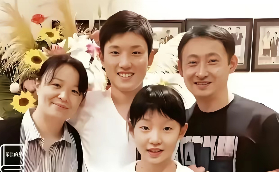 张本智和、张本美和的父亲张本宇，原是四川乒乓省队选手，母亲张凌也曾是邓亚萍同期国手。
九十年代国内兵坛内卷，二人赴日本仙台执教谋生，生下兄妹俩。由于国内人才济济，孩子展露乒乓天赋后，为获得国际大赛参赛资格，选择归化日本。张本宇曾想带张本智和回国内短期特训提升实力，但并非转回国籍代表中国队出战。母亲当