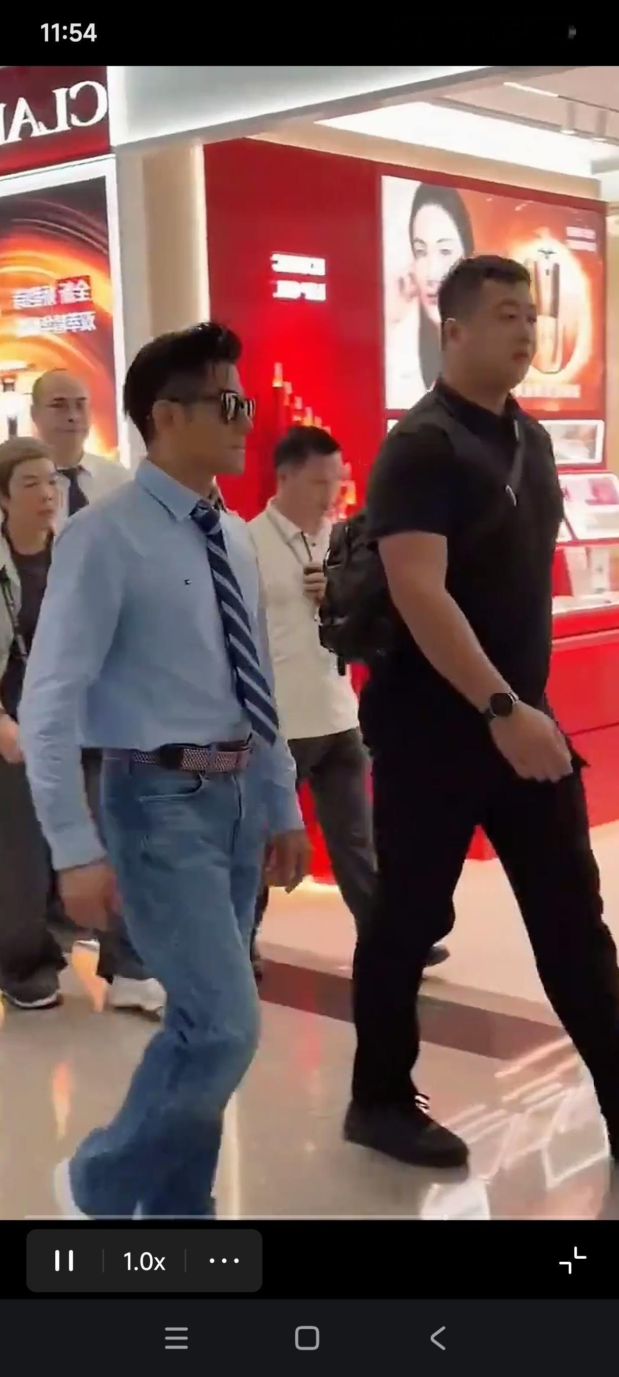 郭富城虽然个子不高，但丝毫不影响他站在一米八九那些高个子身边的那种发光的帅气，依然能成为全场最靓的那个城仔，个子不高魅力无限，年龄大了依然青春有活力，郭富城不是四大天王里面最年轻的那个，但却在四大天王里面绝对活成了最年轻最具活力的那个天王，六十多岁的人看起来依然是三四十岁花季美男的视觉年龄，状态极佳