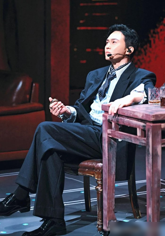 袁咏仪亲口说，儿子曾跟张智霖提过一句话：想换一个妈咪。
19岁的魔童，伦艺只读了一年，休学跑美国学吉他去了。向太爆料这事时，评论区炸了。可往回翻，袁咏仪早就在电台里道过歉。她说自己当了很多年虎妈，高压、一言堂，儿子在学校被怀疑过动症、自闭症，被校方要求就医。
张智霖是放养派，习惯替儿子解决问题。