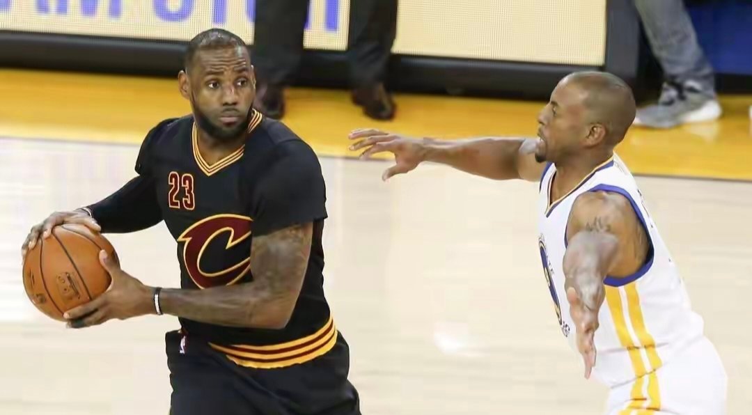 NBA休赛期詹姆斯曾与骑士管理层当面会谈，最终依旧选择加盟76人。媒体...