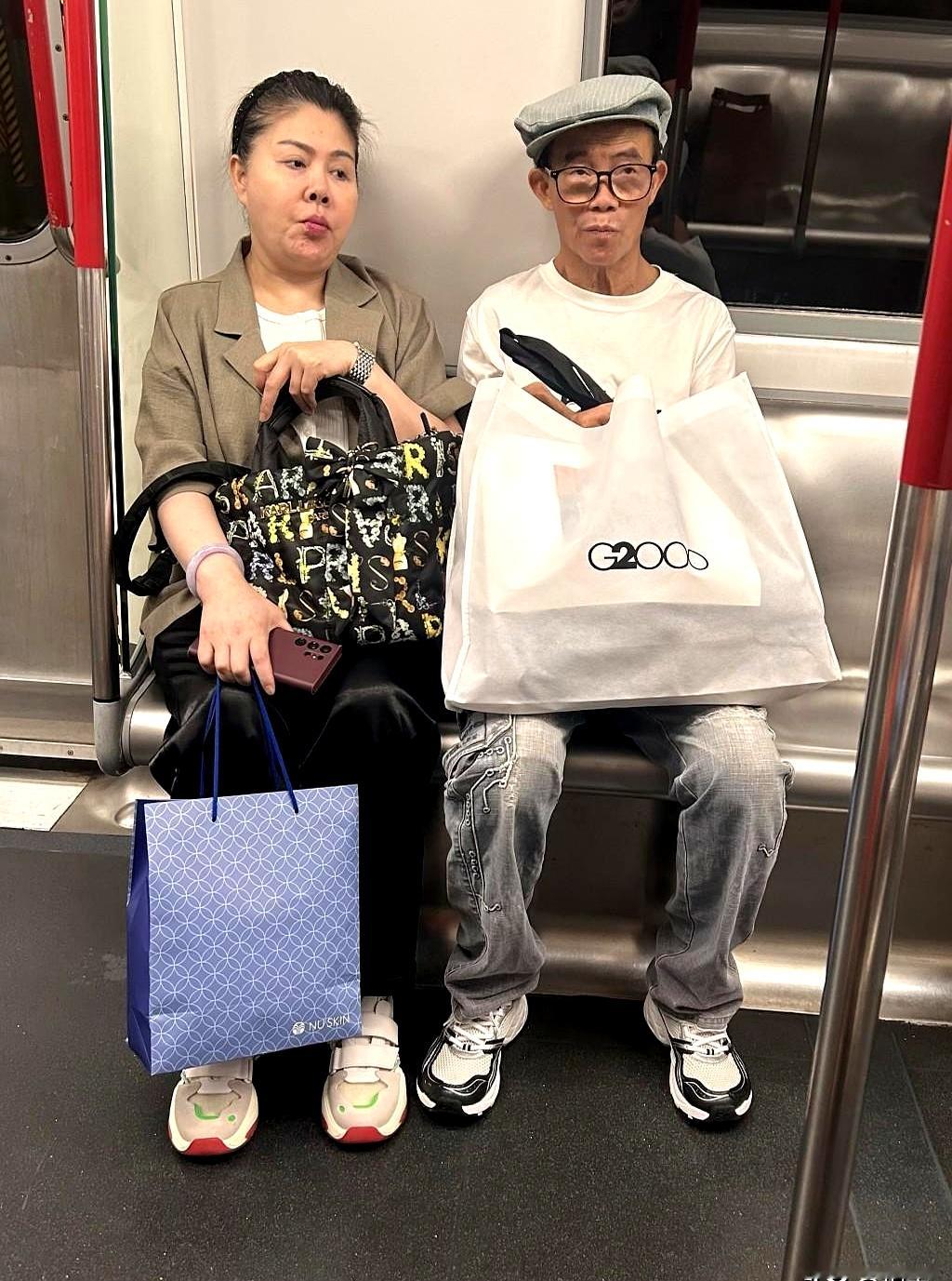梅艳芳去世这么多年，70多岁的亲哥梅启明又在港铁被偶遇了。一辈子没正经上过一天班，手里却拎着大包小包的名牌购物袋，身旁还紧紧挨着婚外女友，神态放松得很
 

当年靠着妹妹留下的巨额遗产争了半辈子，官司打到老母亲登报断绝关系，被全港骂成四大魔男之一。老太太走后不少人以为他该落魄了，结果人家一转头，照样