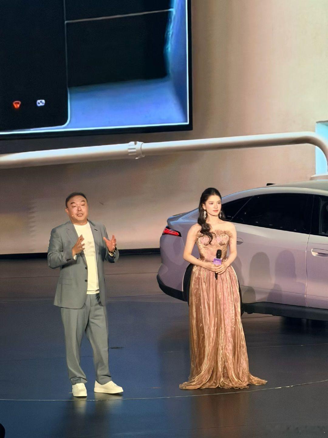 只说张婧仪 尽秦max​